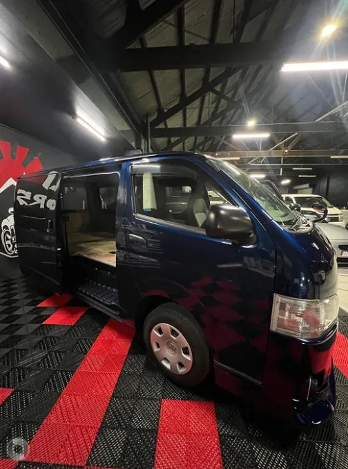 Toyota Hiace thumbnail 2