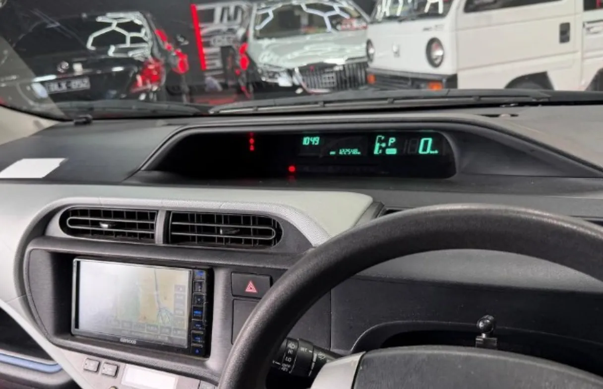 2012 Toyota Aqua Hybrid - Image 10