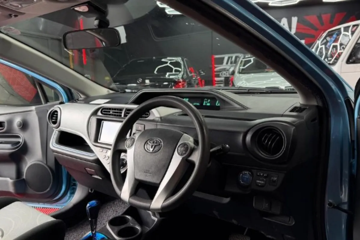 2012 Toyota Aqua Hybrid - Image 11