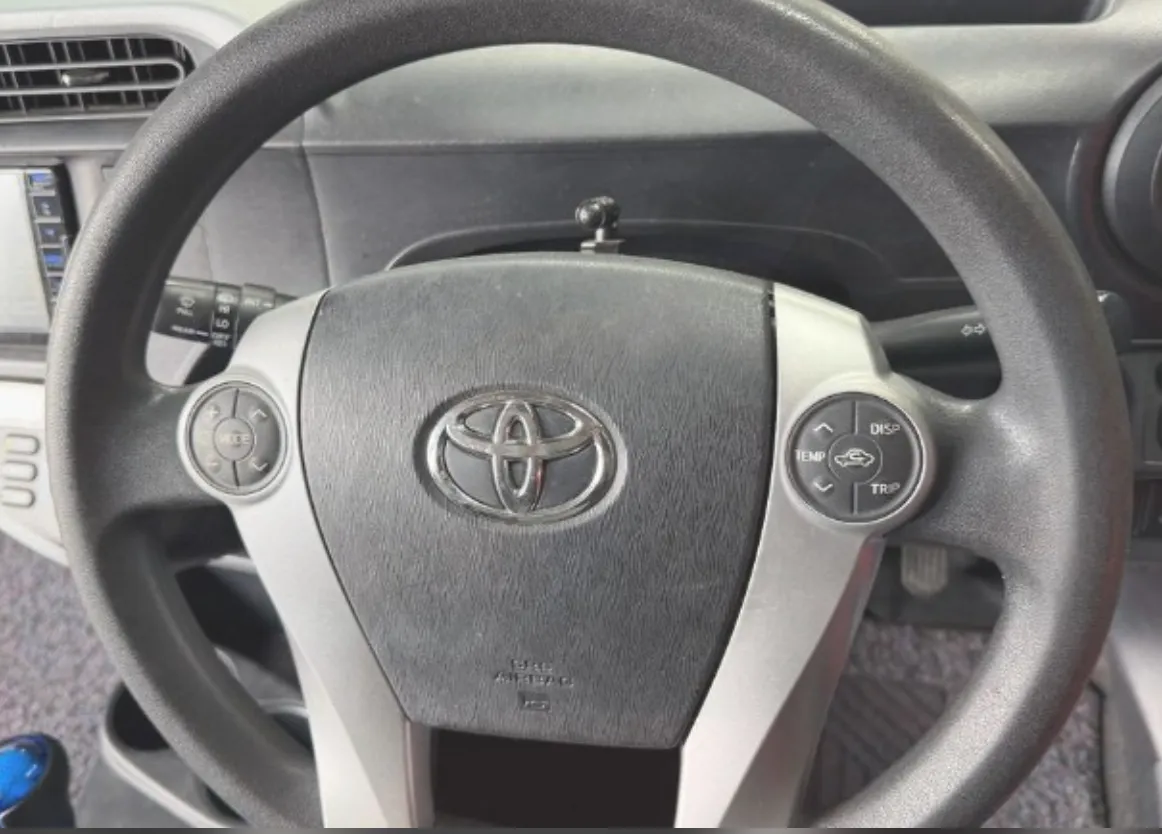 2012 Toyota Aqua Hybrid - Image 12