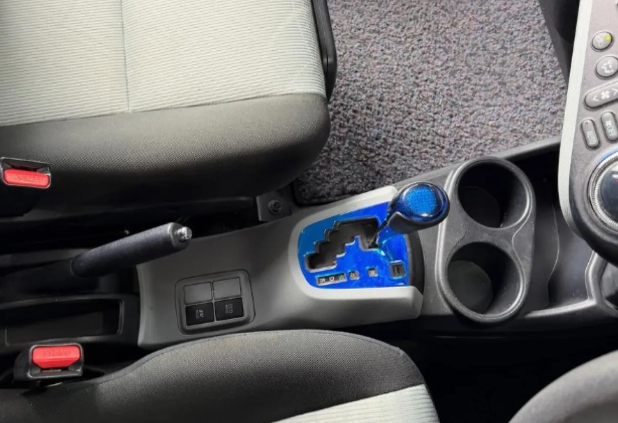 2012 Toyota Aqua Hybrid - Image 13