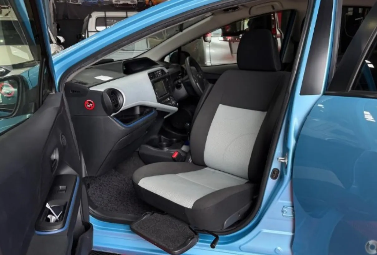 2012 Toyota Aqua Hybrid - Image 14