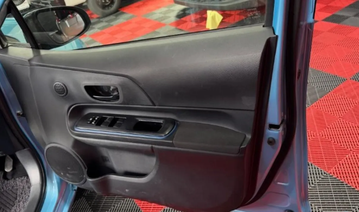 2012 Toyota Aqua Hybrid - Image 17