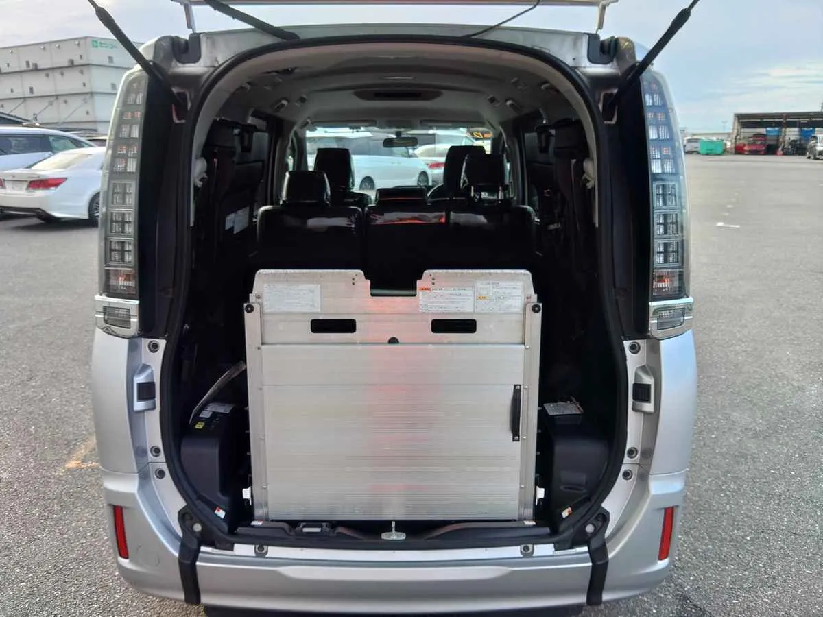 2015 Toyota Voxy Welcab - Image 8