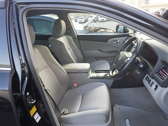 Toyota Crown thumbnail 7