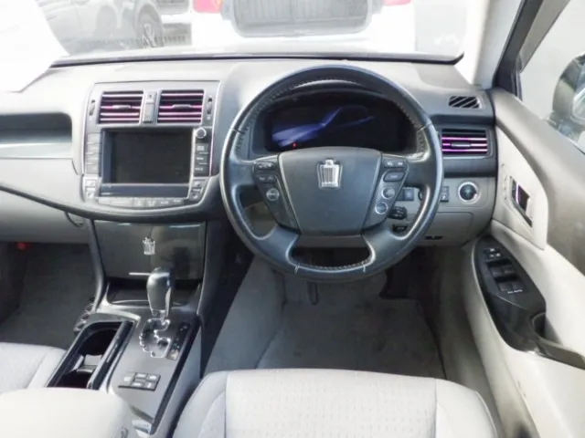 Toyota Crown thumbnail 9