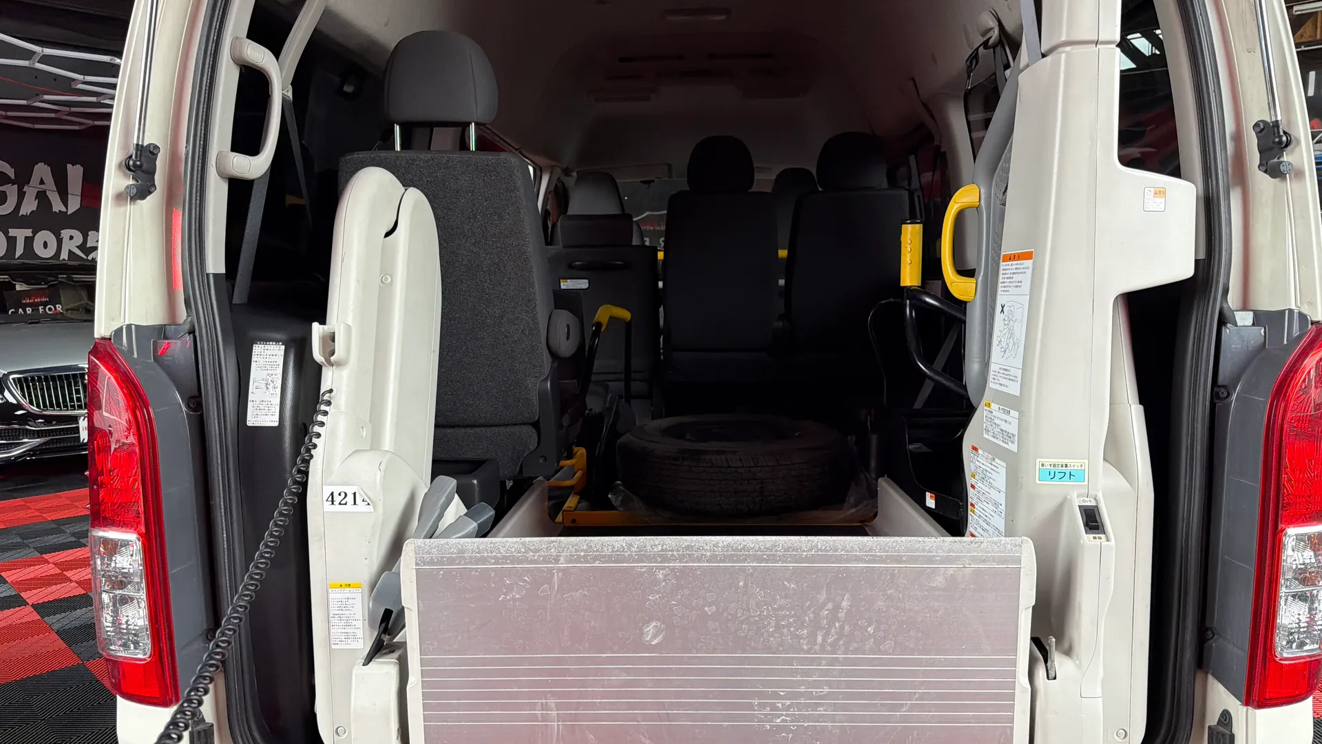 Toyota Hiace thumbnail 32