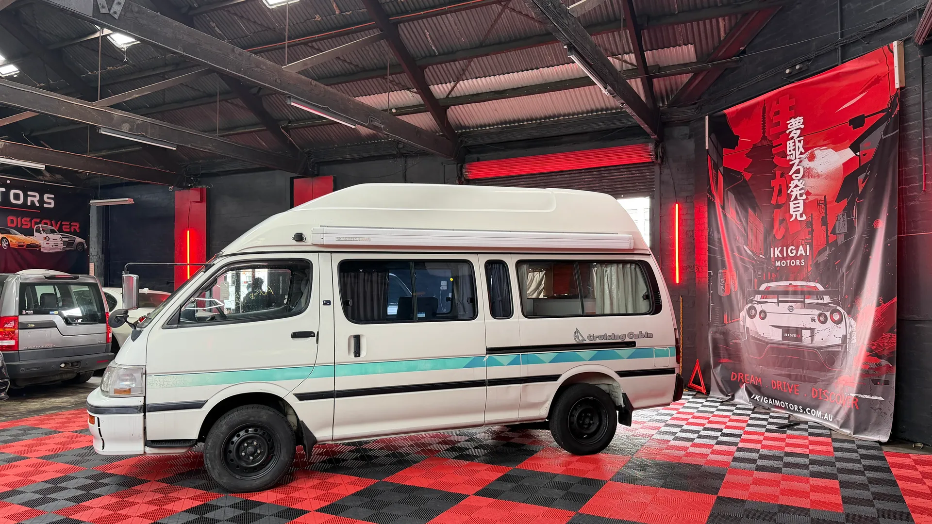 1995 Toyota Hiace Super Custom - Image 2