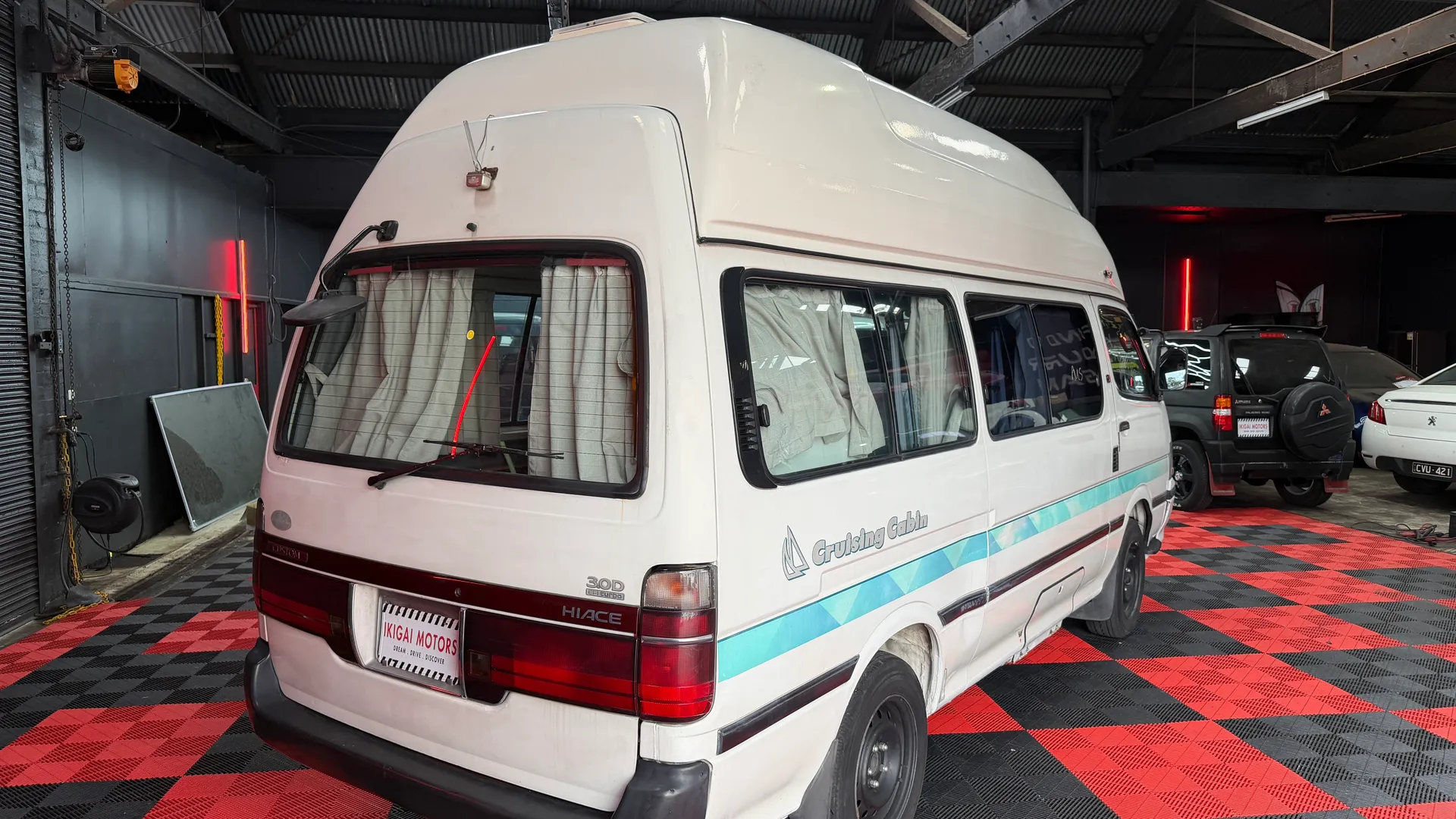 1995 Toyota Hiace Super Custom - Image 4