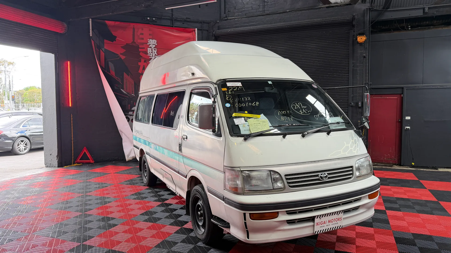 1995 Toyota Hiace Super Custom - Image 5