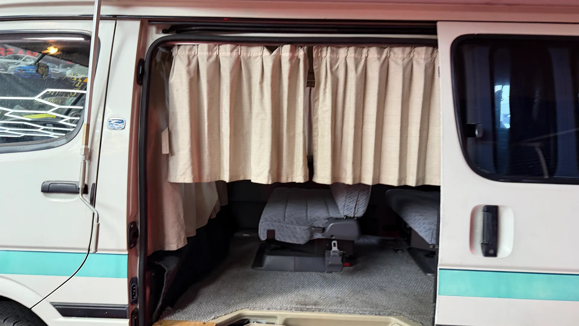 1995 Toyota Hiace Super Custom - Image 15