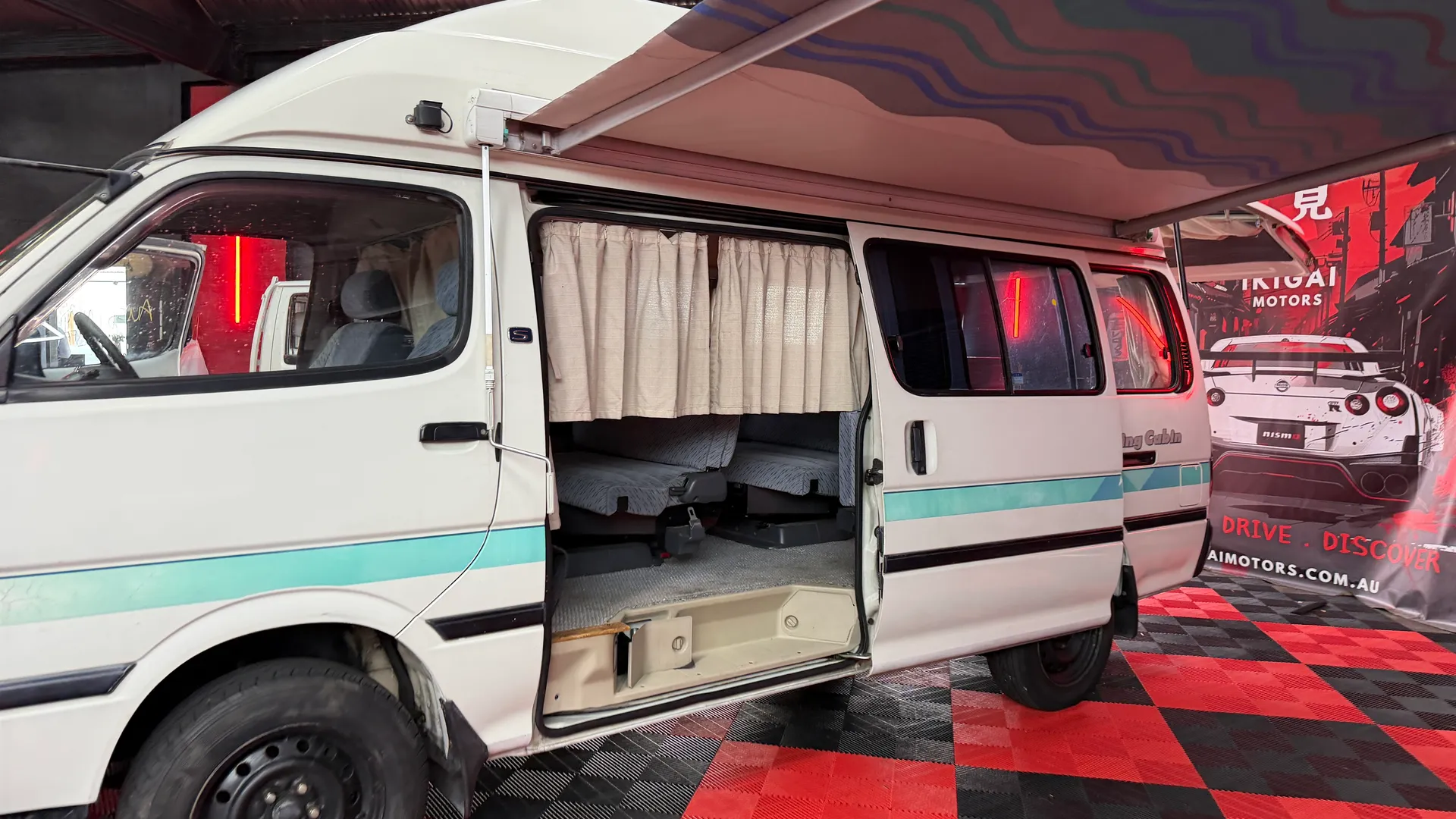 1995 Toyota Hiace Super Custom - Image 18