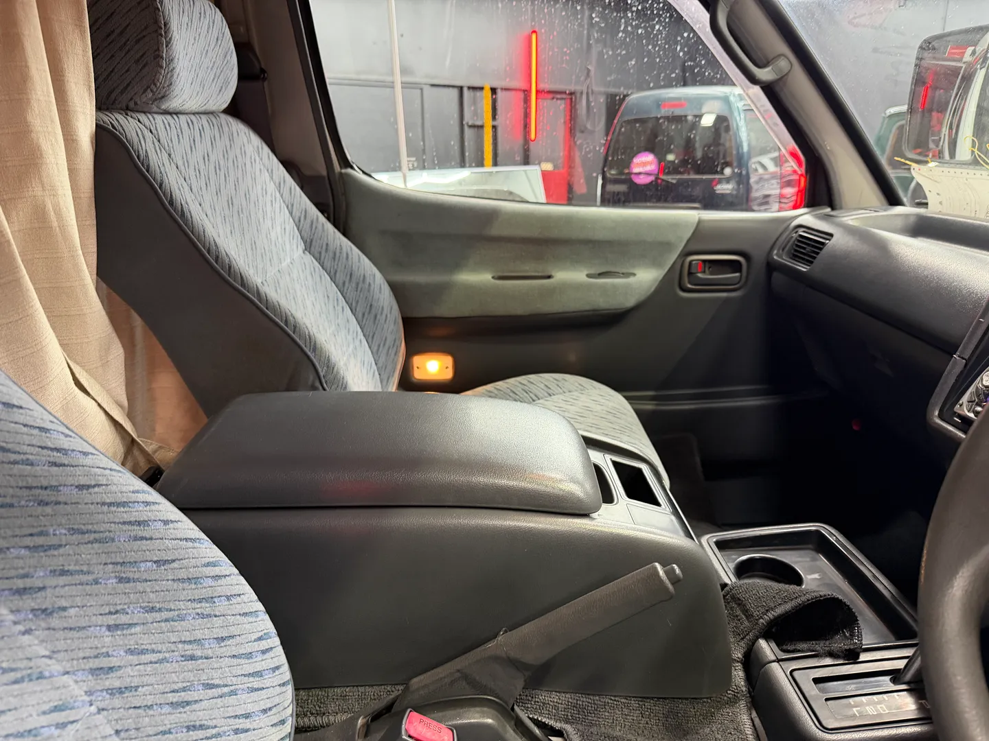 1995 Toyota Hiace Super Custom - Image 38