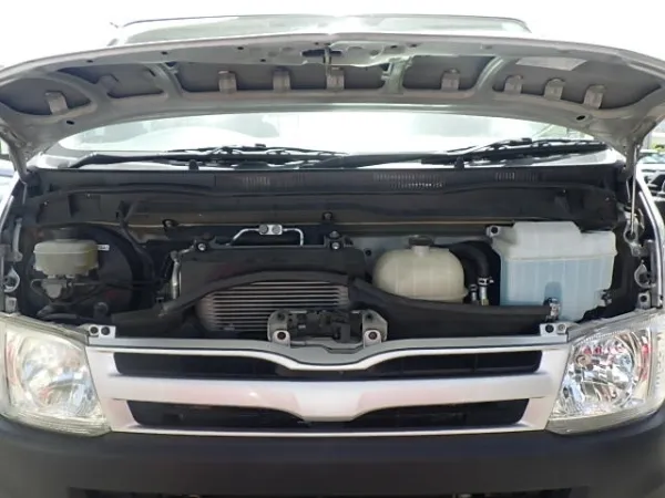 2011 Toyota Hiace Camroad - Image 2