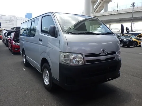 2011 Toyota Hiace Camroad - Image 4