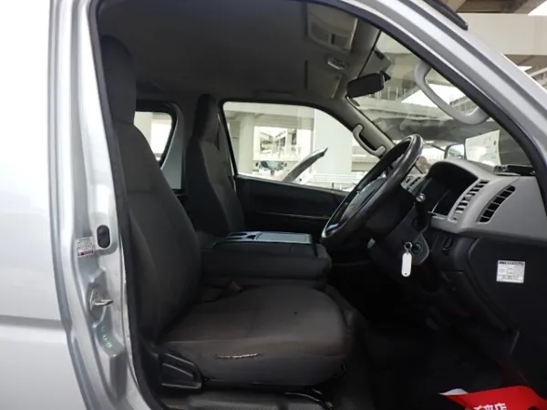 2011 Toyota Hiace Camroad - Image 5