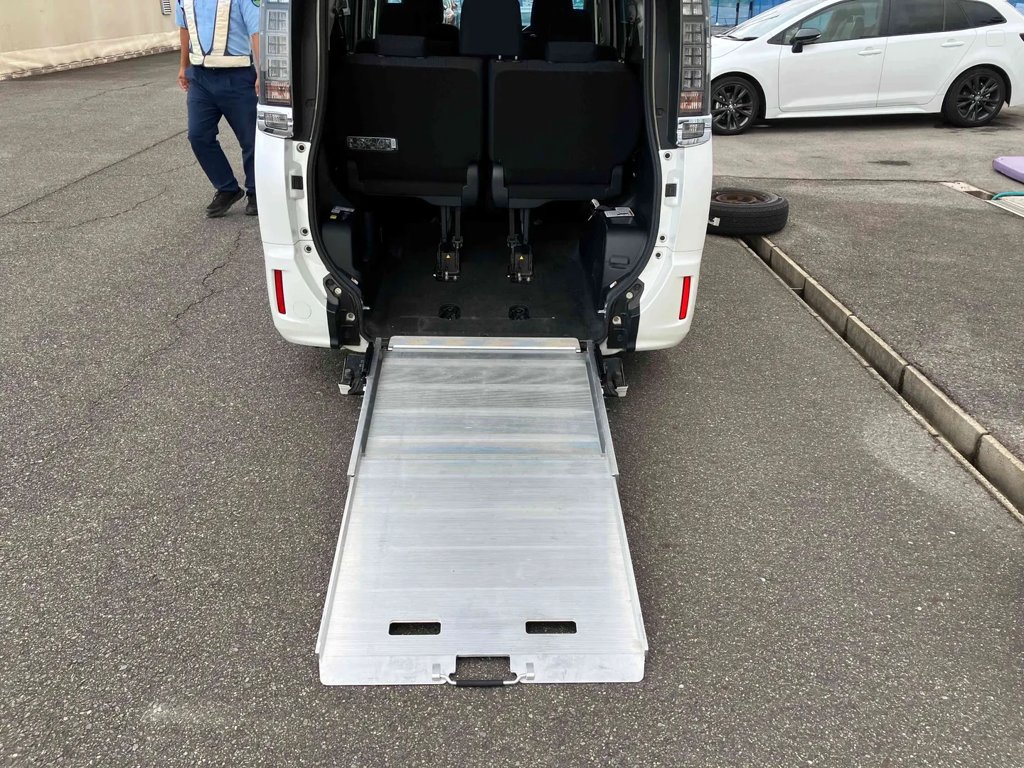 2014 Toyota Voxy Welcab - Image 14